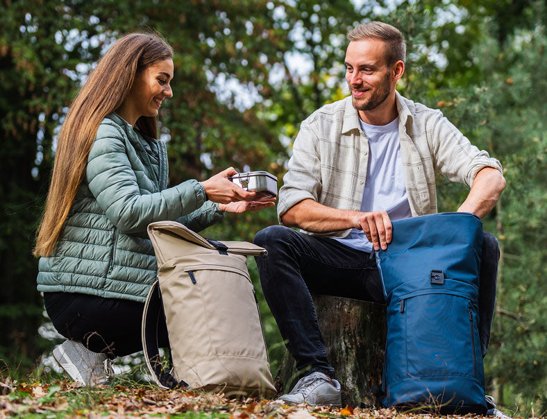 Frau und Mann Picknick Rucksack