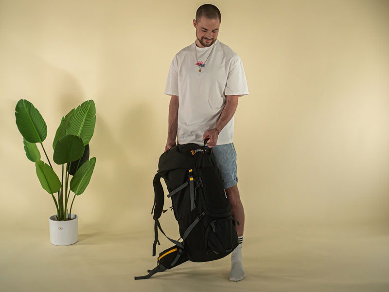Mann mit schwarzem Backpacking Rucksack